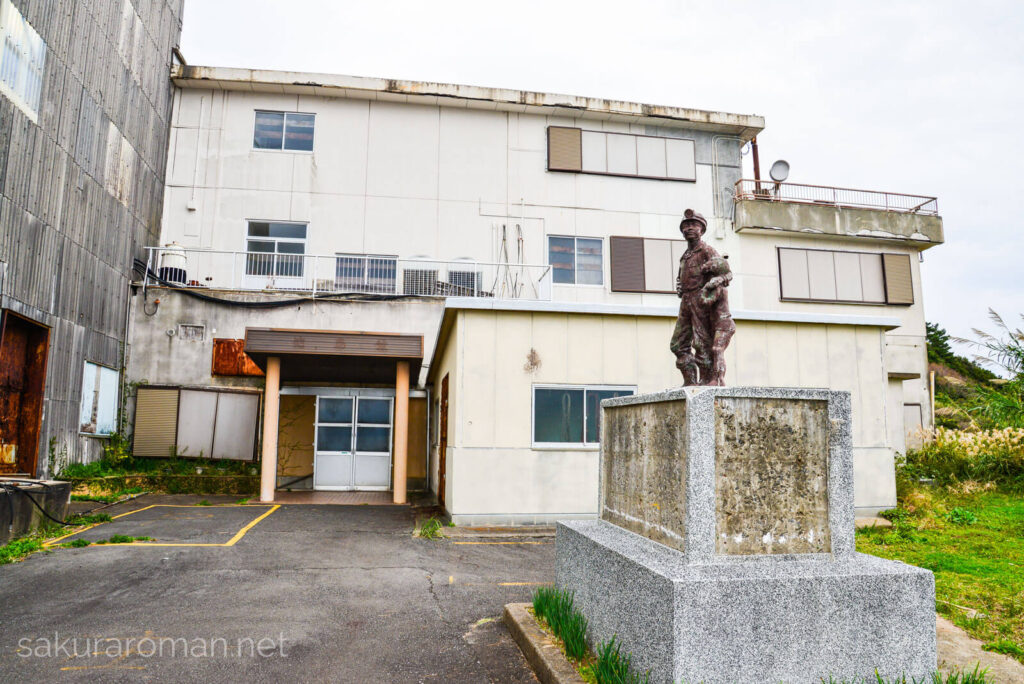 池島炭鉱第二竪坑親子像