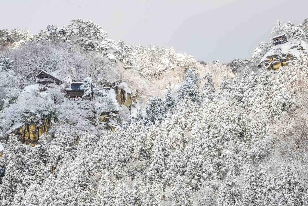 冬の山寺(立石寺)山寺駅からの眺望