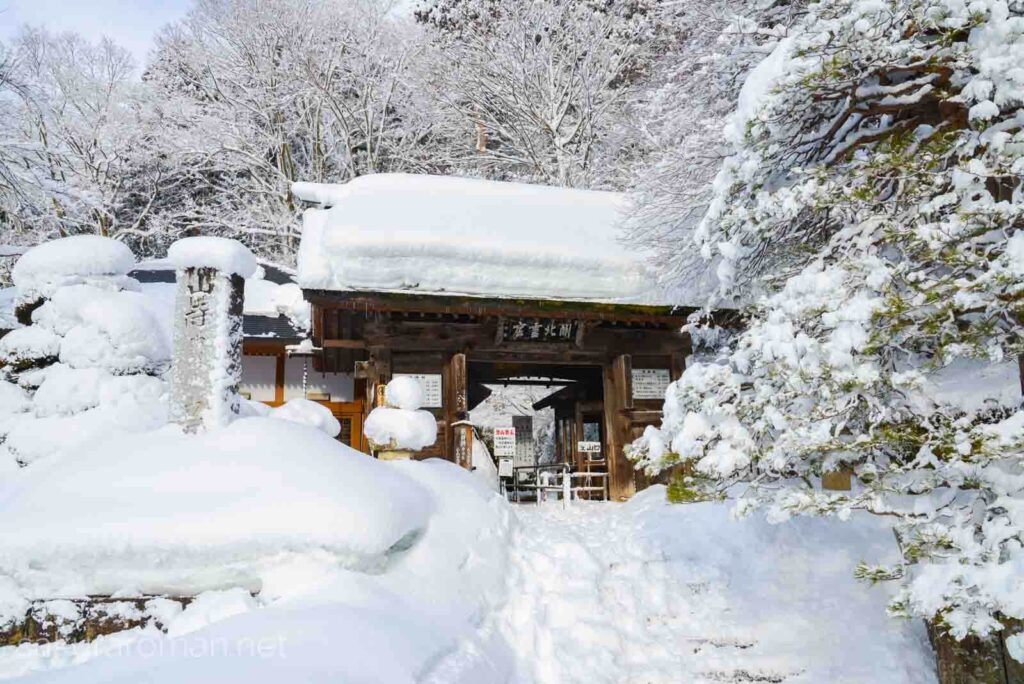 冬の山寺(立石寺)開北霊窟山門