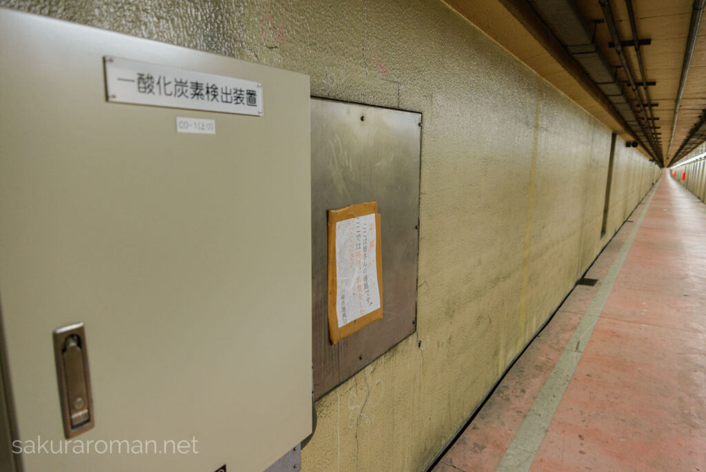 川崎港海底トンネル人道6