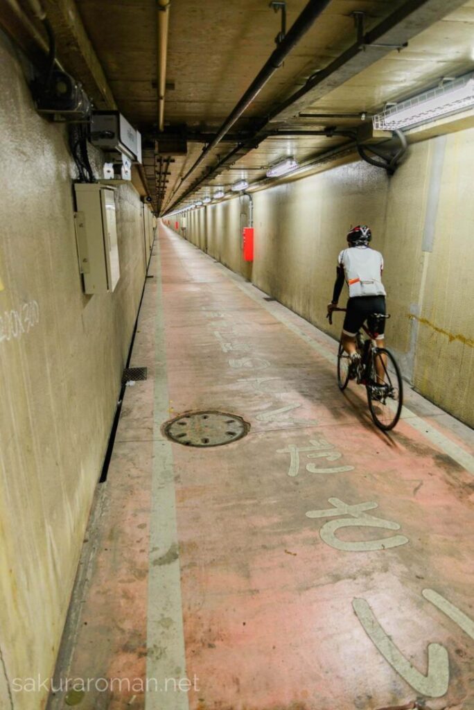 川崎港海底トンネル人道9