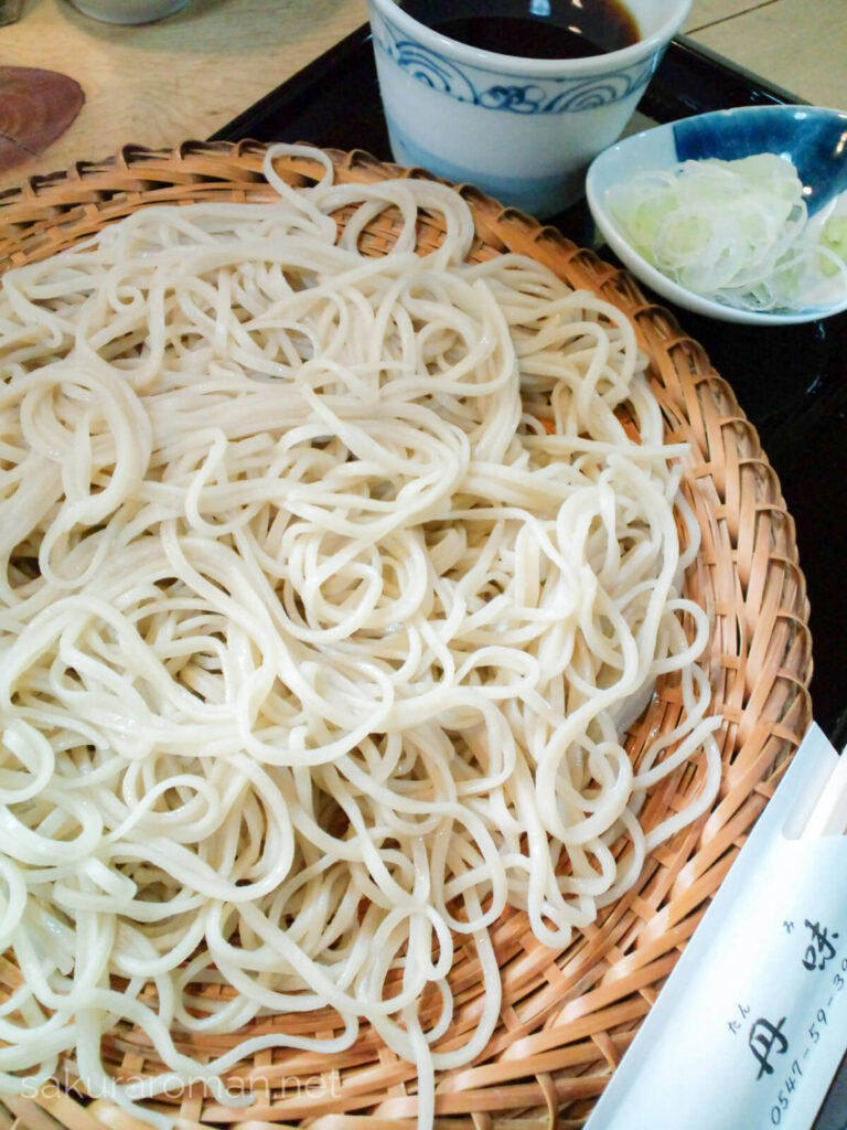 奥大井湖上駅への玄関口、千頭駅にあるお蕎麦屋さん丹味のざるそば