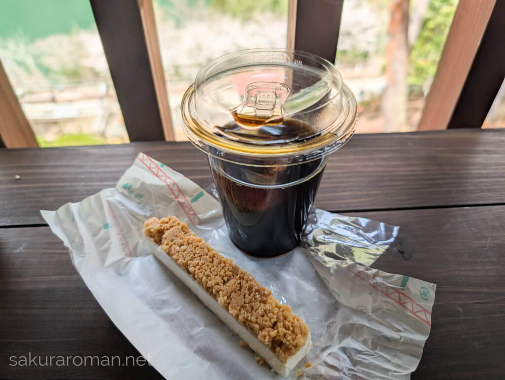 奥大井湖上駅にあるrest & coffee 湖上駅カフェのアイスコーヒーとスティックチーズケーキ
