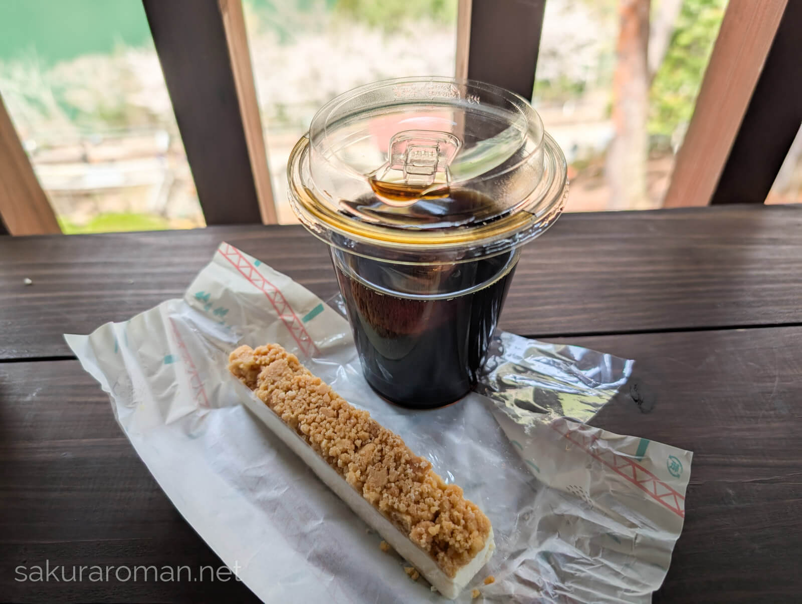 奥大井湖上駅にあるrest & coffee 湖上駅カフェのアイスコーヒーとスティックチーズケーキ