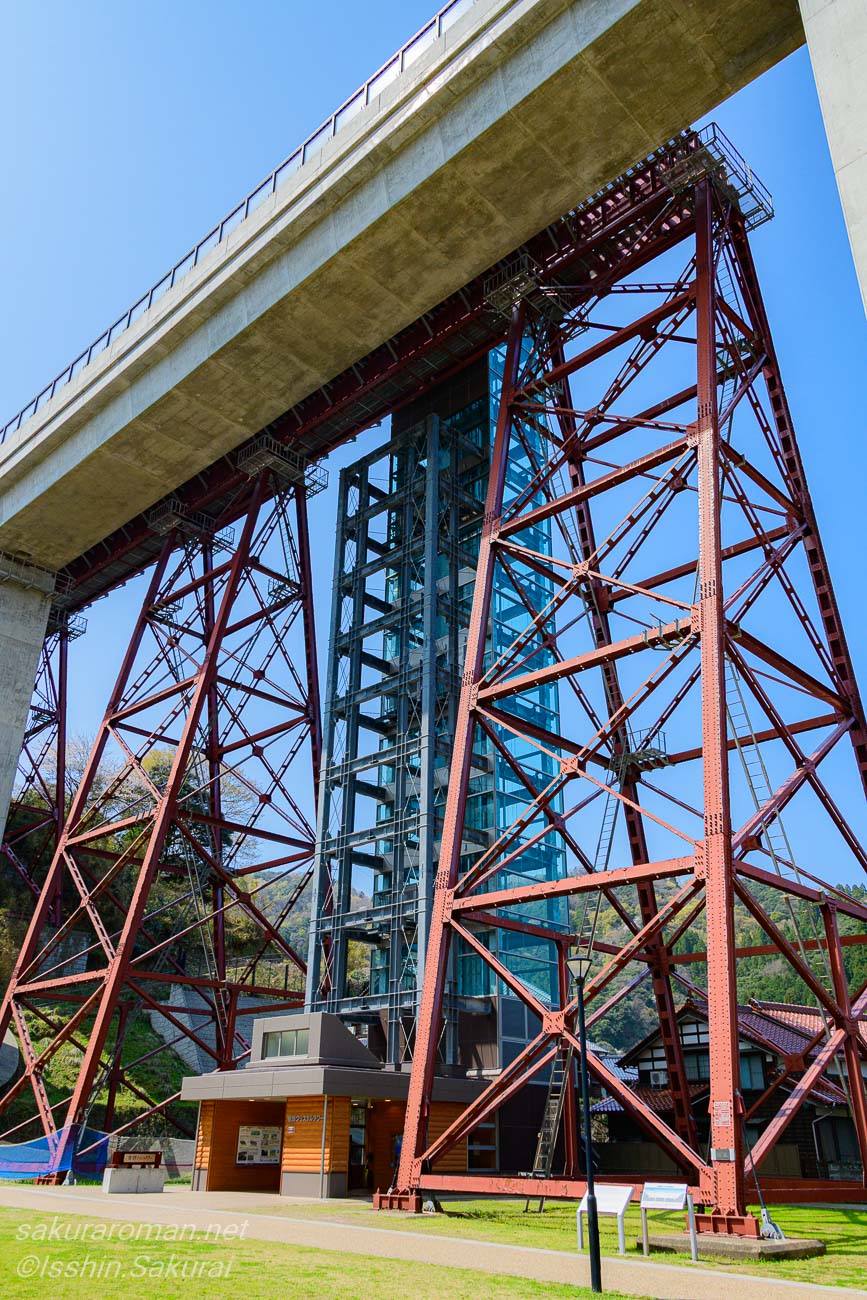 赤い旧余部鉄橋の橋脚の間に設けられた餘部駅へのエレベーター