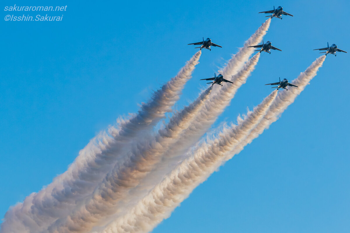 2026年10月10日、鴻巣上空で6機のブルーインパルスがスモークを引いて上昇する