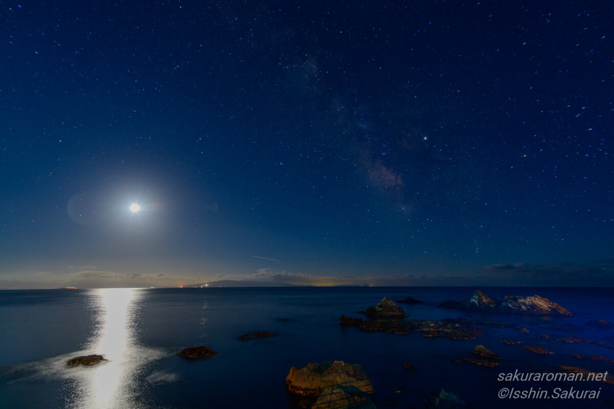 北海道松前町の白神岬で見たムーンロードと天の川が輝く春の夜景