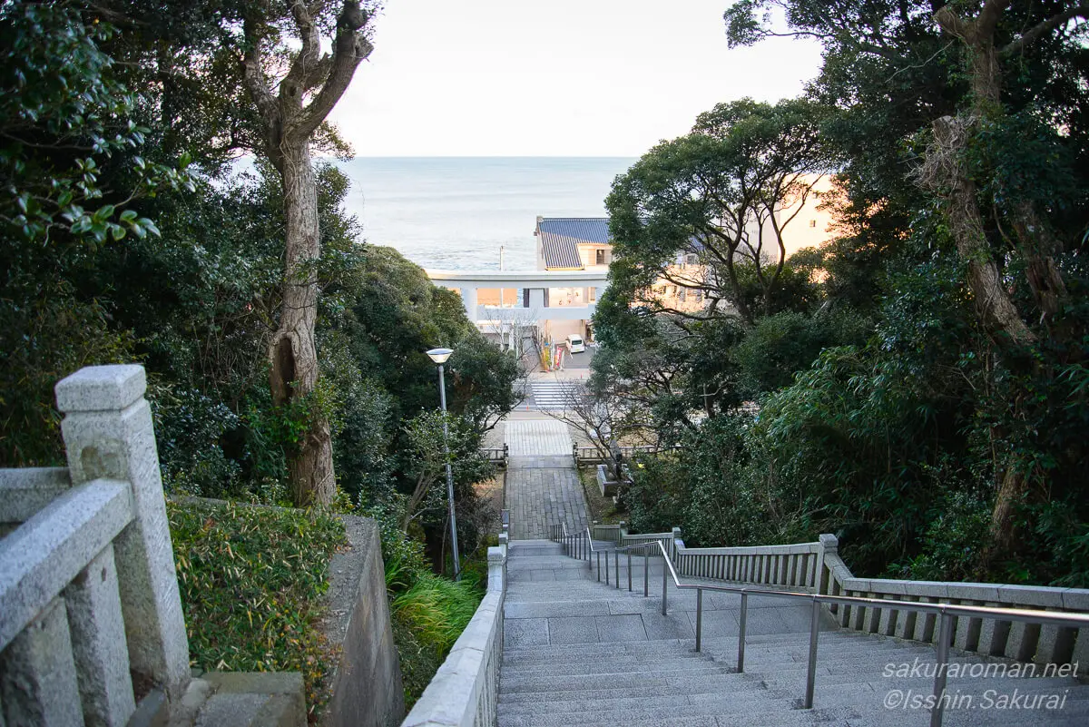 大洗磯前神社の石段を登った先で振り返るとすぐそこに海が見え、その海に神磯の鳥居がある