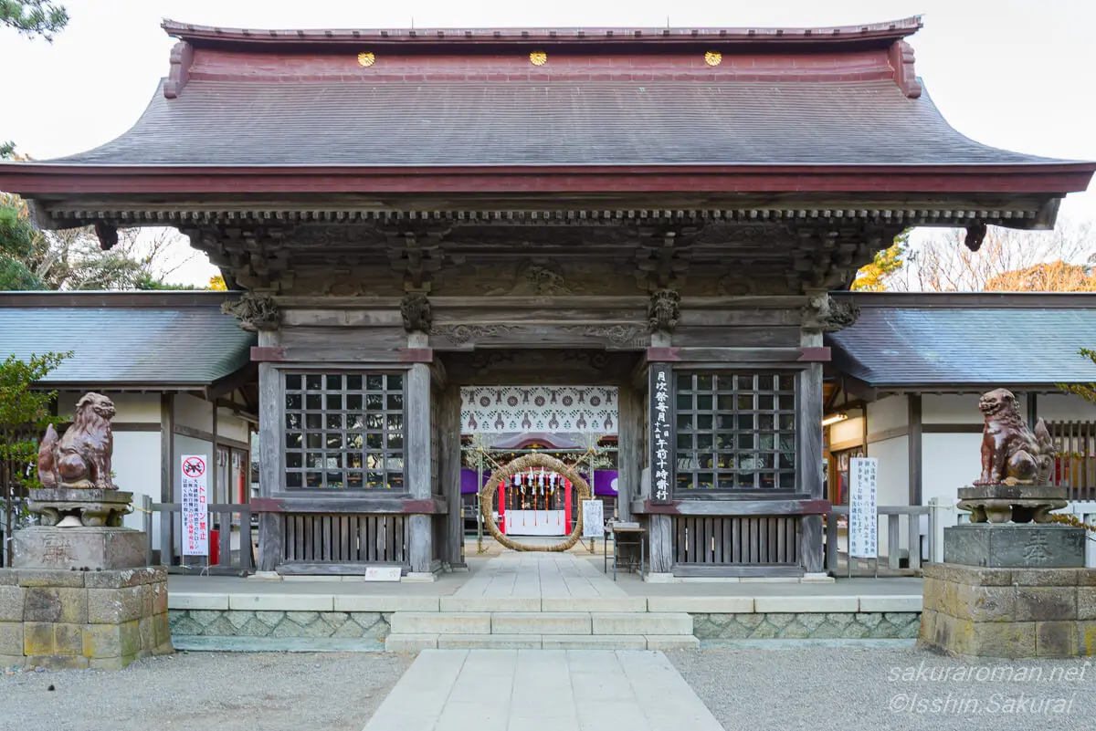 大洗磯前神社の石段を登った先にある随神門。その奥には拝殿が見え、厳かな雰囲気が漂う