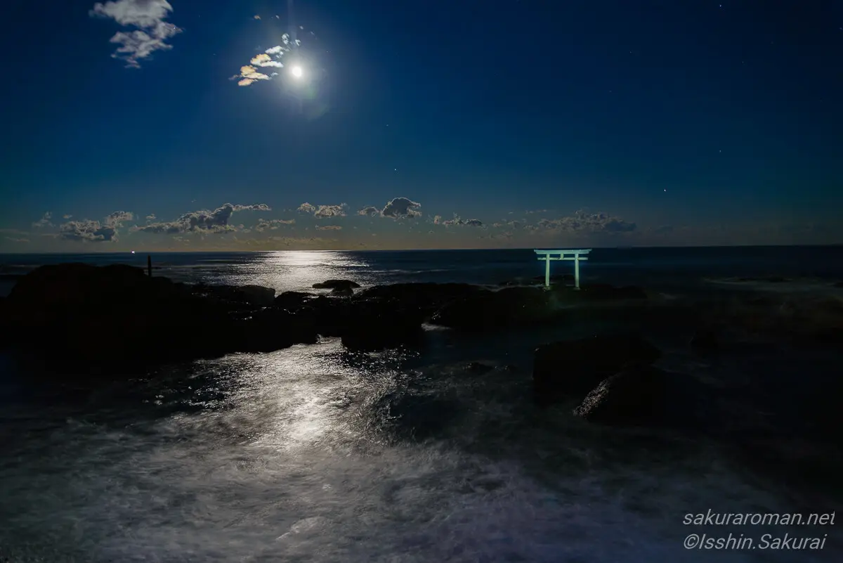 大洗磯前神社の神磯の鳥居と満月の夜景。月明かりが海を照らし幻想的な雰囲気を醸し出す