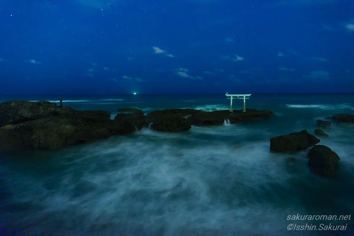 大洗磯前神社の神磯の鳥居。深夜の海に浮かび上がる鳥居が幻想的で神秘的な雰囲気を醸し出す