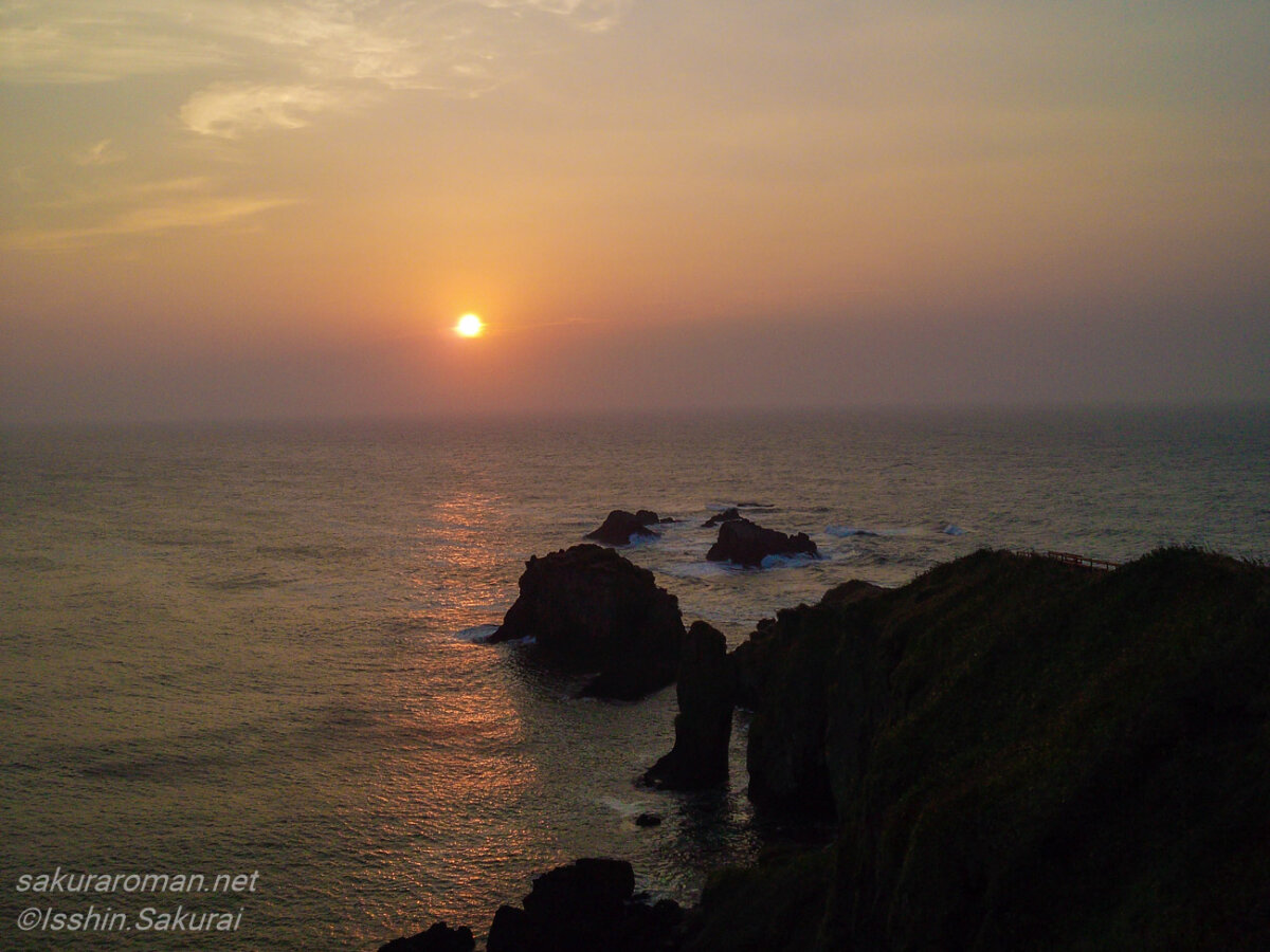 夕日に照らされる霧多布岬の海と岩礁の風景