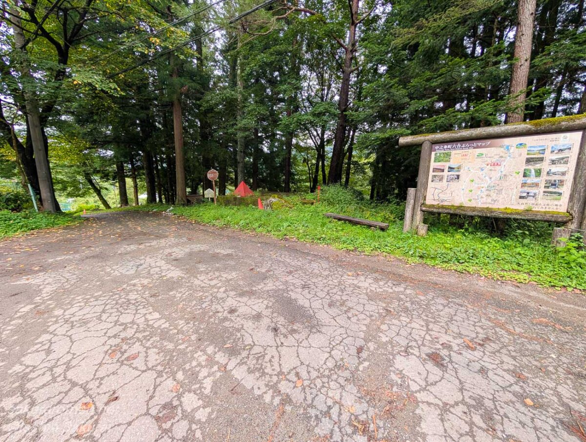 小倉のしだれ桜へ向かう手前の広場。左奥の道を下ると桜のある場所に続く