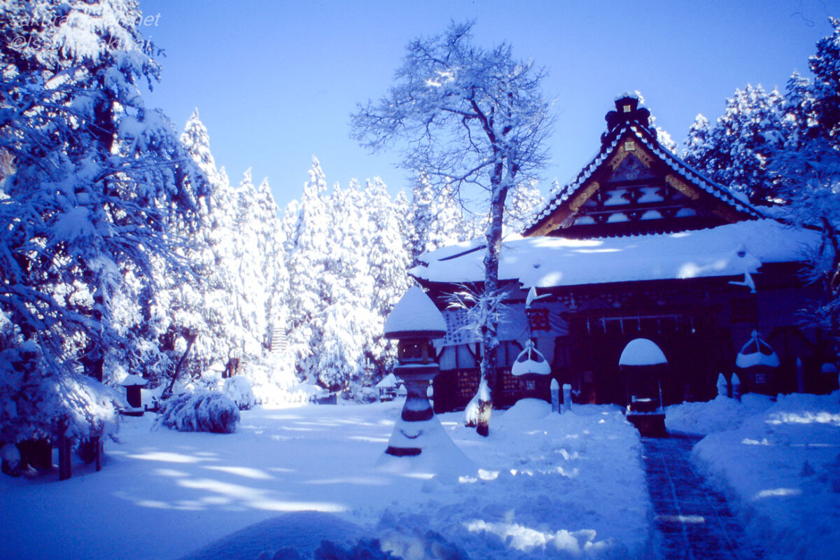 深い雪に覆われた春の身延山の奥之院思親閣