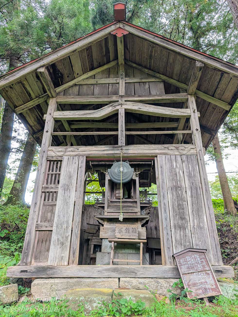 小倉のしだれ桜の近くにある白根神社の本殿
