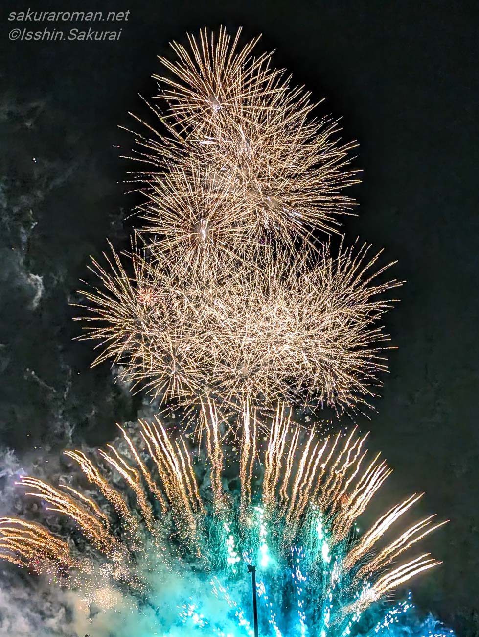 春の土浦の夜空に打ち上がるHEART花火